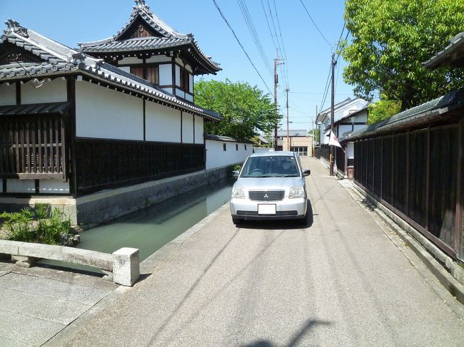 ゴールデンウィークに滋賀県東近江市能登川にホテルがとれたので釣りと観光の旅をしてきました。<br />5月5日の朝早く車で大阪を出発し第2京阪、京滋バイパスを通り石山ＩＣで降り琵琶湖東岸を釣りをしながら最初の目的地、近江八幡へ向かいました。日牟禮八幡宮には10時ごろ到着したので八幡宮をお参りして、<br />たねやで休憩がてらつぶらもちとお茶をいただきました。<br />昼まで時間があったのでロープウェイで八幡山に上り山頂から琵琶湖や近江八幡の街並みを一望しました。<br />山を下るのは徒歩にしましたが結構急な部分がありお年寄りにはきびしいかもしれません。<br />昼近くなってきたので琵琶湖東岸側から近江八幡休暇村へ行き、休暇村のレストランで近江牛のカレーをいただきました。<br />食後は休暇村前の浜のベンチでコーヒータイムにして少し昼寝です。休暇村には日帰りお風呂があるので汗を流し事もできます。<br />昼からはまず、安土城信長の館と安土城考古博物館を見学し、その後に安土城跡に行く予定でしたが、安土城跡は駐車場がいっぱいではいれませんでした。安土城跡見学はあきらめ、近江商人のふる里の五個荘にむかい、近江商人博物館等を見学し、近江商人の屋敷や街並みを見るだけではなく、近江商人の成り立ちや理念等を知ることができました。<br />今日の観光は終わりにしてホテルアズイン東近江に向かいました。ホテルには大浴場があり、ゆったリと湯船につかることができます。夕食後は部屋でお酒をいただき早めに就寝しました。朝食は和洋バイキングで結構種類があり大満足です。<br />チェックアウト後は釣りをする為に能登川水車付近や近江八幡の西の湖へ行きました。釣りの後はお土産を買う為に<br />昨日行った近江八幡日牟禮八幡宮のクラブハリエでケーキのようなベーグルパンとクッキーを買い、途中の鮎家では近江のお酒を買って帰りました。今回の旅行は車買い替えの為、15年乗った愛車ディオンとの最後のドライブなので車の写真を記念に残す旅でもありました。