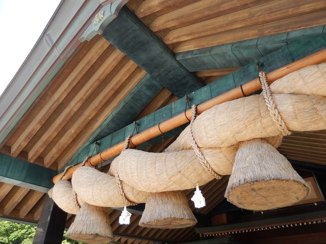 玉造温泉のお宿で一日の疲れをリフレッシュした後、今日は出雲大社へ参拝です。朝も足湯でまったり。宿のすぐそばから出雲空港経由出雲大社行きのバスが走っています。新緑に囲まれた参道はとても清々しく優しい空気に包まれていました。出雲大社へのお参りは二回目。昨年は手術の前に参拝。お礼参りに訪れました。元気に参拝できる事に感謝です。昨日の八重垣神社でも出雲大社でも結婚式が行われていました。お目出度い場面に遭遇です。新緑と青い空に囲まれたお社はとても雄大でした。お参りを終え次に社家通りへ。樹齢1000年と言われるムクの巨木がある命主社へ。日本最古の神が祀られている社だそうです。こちらも静かな厳かな空気に包まれ心が落ち着きます。ムクの木の力強さが漲っていました。次に向かうは「真名井の清水」こちらは出雲大社の神事に関わる神聖な清水として知られているそうです。神水として汲みに来る人も多いそうです。道すがら御近所にお住まいの方からこちらの清水は枯れることなく湧きでていると聞きました。夏場でも１７℃で冷たいそうです。子供のころは水浴びや我慢比べで水につかったりとも。冷た過ぎてそう長くは入れなかったそうです。次は北島国造館へ。こちらでも結婚式が行われていました。こちらは広々としたお庭があり庭の向こうには池が広がっています。天神社・天満宮が祀られています。神門通りで食事をし、買い物を済ませ、次なる目的地広島へ。まずは玉造へ戻ります。ところが・・・。大社から出雲市駅へ向かうバスが遅れたため予定していた山陰線に乗り遅れ・・。予定の高速バスに乗れないというハプニングが。これまで順調に来ていたのに。しかしさすが御縁の地、心ある方々に助けられ無事に広島へと向かう事ができました。夜はやっぱりお好み焼き！駅前にあるビルの中にある「駅前ひろば」でがっつり頂きました。