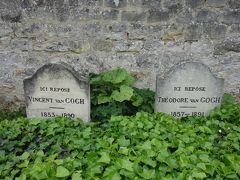 Gogh のお墓参り。弟の Theo と一緒に葬られていました。悲しい歴史です。