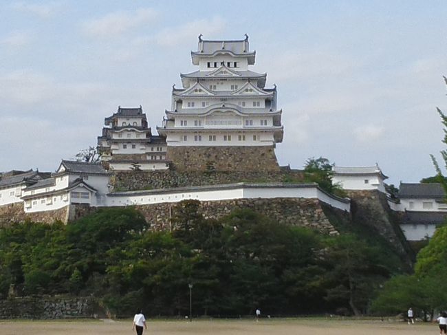 今回の旅行最後の旅行記です。私がもう40数年前に姫路に就職をして広畑区にいました。ほぼ毎日のように徹夜作業が多かったです。広畑と加古川に行ったりとしていました。仕事が休みの時に姫路城に行ったことがありますが姫路市の町もだいぶ変わっていました。姫路城に着いたのが16:30頃でもう遅いし中に入ってもゆっくりと見れないので城の周りをじっくりと散策しました。久しぶりの姫路城だったのに中を見学出来なく家内は初めて訪れる場所でもあったのですが見れなくて残念です。久しぶりの姫路城もう来ることはないかも知れませんが目に焼き付けておきます。