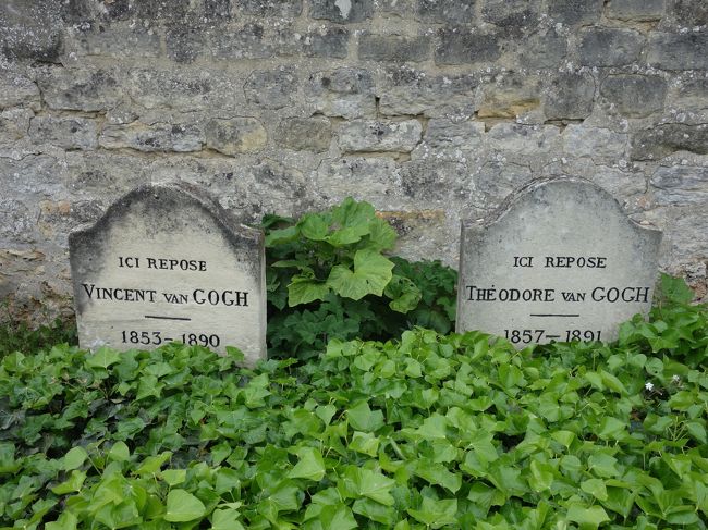 Auvers-sur-Oise で「ゴッホの教会」を見たあとは，Gogh 関連の遺跡めぐりです。まずは，Gogh 兄弟が葬られているお墓に行きましょう。そして，Gogh が描いた絵ゆかりの地を歩きます。