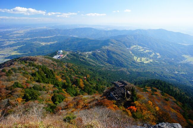 わーちゃん、たかぢ、くらちゃん、けんいちの4人で&lt;大人の遠足&gt;です。<br /><br />今回の大人の遠足は茨城県・筑波山へ登山です。山頂からの眺めは怖いながらも最高でした。<br /><br />大人の遠足：わーちゃんが企画して街をブラブラ散歩する会。神社仏閣を巡ることが多く、美味しいものと酒場を目指して歩きます。