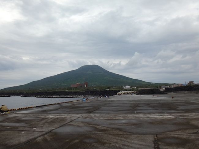 　初夏の八丈島へ旅行するようになって、今年で4回目。2013年からは3年連続になりました。気候も暑くもなく寒くも無くて快適。しかもあまり雨が降らないので、この時期は自分の自転車を担いで行きはフェリーで。帰りは飛行機というパターンがお約束になっています。<br />　八丈富士、とても美しいですねぇ・・・。