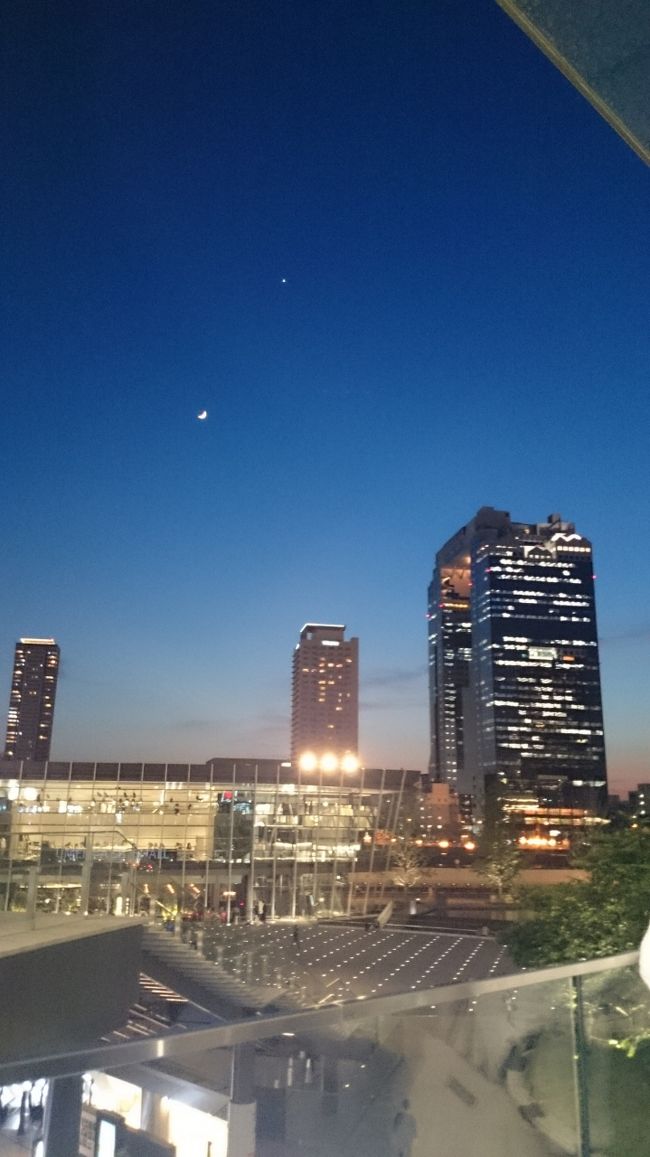 大阪駅前のグランフロント前でたくさん写真をとっている人たちがいたので、自分もシャッターを切る。<br />昨日の雨が上がり。大阪駅北口の高層ビルの間に月と金星がきれいに輝いていた。<br />この場所は空が綺麗なときには絶好のスポットとなますので天気の良い時は是非立ち止まって見て