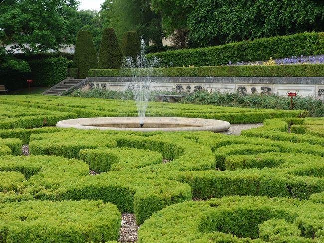 Auvers-sur-Oise の Gogh の家をすぎて西に歩いていくと，chateau があります。庭園は入場が自由ですので，庭園であそびました。いかにもフランスの庭園で，きっちりとしたレイアウトに花々が所定の場所に配置されていました。English garden とはちがう，日本人から見た西洋庭園の代表みたいなものでした。