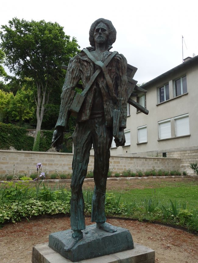 Auvers-sur-Oise はGogh の町になっています。町の方針として，観光客誘致の目玉として押し出している感じです。観光案内所のまん前にGoghの銅像が立っていました。