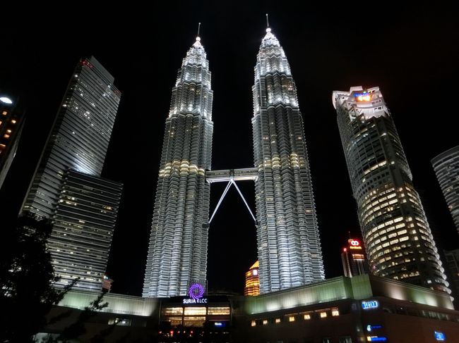 来週からマレーシアのクアラルンプール(KL)に行ってきます。期間は6週間で、目的は「英語留学」です。<br />KLの中心にあるオーストラリア資本の語学学校に入校し、世界の若者に交じって英語を勉強してきます。<br /><br /><br />参考:1ケ月間の語学学校の経費…約10万円(入学金、教材費、授業料)日本の留学エージェントを通さず(経費節約)直接、現地の学校にeメールで申込みました。<br /><br />さて、私は40歳の時、生まれて初めて海外旅行(カナダ)に行き、バンクーバーに恋をしました。そして、早期退職してバンクーバーに住みたいと願いました。また、退職後はカナダの大学に正規留学して国際経済を学びたいとも思いました。ここから、私の英語(英会話)との格闘がはじまります。<br />私の英会話学習挫折の記録は以下に詳しく書いてあります。<br /><br /> 英語は世界をひらく!<br /> 「悪戦苦闘、私の英語学習遍歴」<br />http://www.e-funahashi.jp/english/index.htm<br /><br />以来、20数年が経ちました。<br />しかし、いまだに一度も海外留学せず、 一度も海外に住んだことはありません。「夢破れ」です。<br /><br />最近、残りの人生を考えるようになってきました。63歳になった現在、今が一番若いです。<br />若者とは違い、シニア世代は夢を先延ばししてたら寿命が尽きます。実は、思い立った今がラストチャンス!そんな私の願いに妻は背中を押してくれました。<br />「行ったら…」と。<br /><br />もう私は若くはありません。<br />英語を必死に勉強して英語のプロになるわけでもありません。折角の海外留学、思いっきり贅沢に異国の地で過ごしたいと思います。<br />幸いKLの高級ホテル・コンドミニアムは非常に安いです。宿泊先は市内中心にある4星・5星のホテル・コンドミニアムです。<br /><br />参考:1泊あたりのルームチャージ約7000円<br /> 安くて豪華に泊まる様々な裏の手を使いました。<br /><br />英語の授業は午前中のみに抑えました。<br />フルタイムのレッスンでは頭と体がもちません。<br />午後からは完全にフリーにしてホテルライフを楽しみます。高級ホテルのジムに通い、ホテルのプライベートプールで泳ぎます。泳いだ後はプールサイドで、地元の英字新聞を読みます。ホテルの綺麗な客室で学校の予習・復習もします。そして、夜はツインタワー周辺のレストランで食事です。日本では考えられないような「豪華な海外留学」を目論んでいます。<br /><br />何が待っているか楽しみです。<br />このワクワク感がいいです。<br />英語(英会話)に興味のある方の参考になればと思い書いてみました。<br />では、行ってきます。