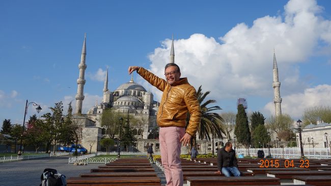 １週間の休みが取れたので、ヨーロッパとアジアの文化の交差点、歴史の中心であるトルコに行くことに。バスでぐるーっと回るツアーに乗れば、何も考えずに楽ちんだと思ったところ、家内がグループツアーは気忙しいのでいやだと。そこで一都市滞在型ということで、旧市街の５星ホテルに泊まってじっくりイスタンブールを堪能することになりました。結果は◎。世界遺産級の遺跡をじっくり見ることができ、ローマ時代、ビザンチン時代、オスマン時代、近代そして現代のグルメ、ショッピングとイスタンブールを満喫することができました。