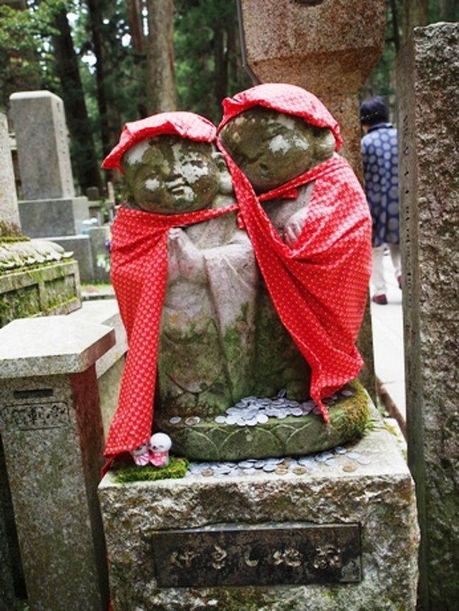 年に最低1度は訪れる高野山ですが世界遺産となって観光客の数はうなぎ登り・・夏休みに入るとまたいっそう混雑するでしょうから・・お天気とこちらのスケジュールとを鑑みて「それいけー」<br /><br />曇り空の高野山は下界よりはかなり寒く長袖で正解でした。