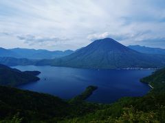 中禅寺湖越しに男体山を仰ぐ / 男体山・半月山