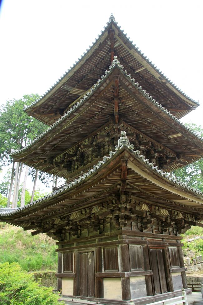 滋賀県湖南市には、国宝に指定された建築物を有する寺院が三つあります。<br />常楽寺、長寿寺、善水寺です。<br />これらを総称して「湖南三山」と称されています。<br />本堂が国宝で、瓦ではなく檜皮葺です。<br />安置されている仏像も見応えがあります。<br /><br />表紙の写真は常楽寺の三重塔で、これも国宝に指定されています。