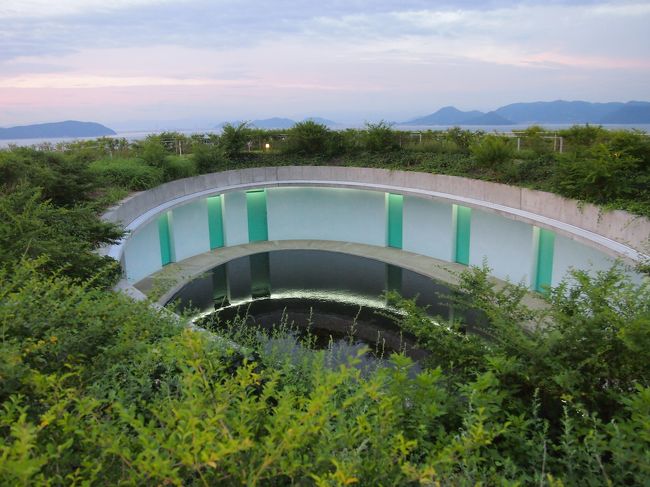 直島旅行を計画している時にベネッセハウスのオーバル棟にたまたま土曜日の空きをみつけたので、思い切って泊まってきました。<br /><br />土曜泊でベネッセハウスオーバル棟ツイン1泊朝食のみ 52,200円/1室でした。<br />(2015年4月からはこの価格より値上げになってます)<br /><br /><br /><br />