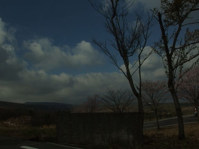 ２０１５年４月２６日、混雑が予想されるので、早朝にエクシブ山中湖を出発しました。写真は、前夜からで、露光を間違えたままです。結構暗い写真になってしまいました。まあ、あんまりはっきりしない天気だったのは事実ですが。今回は、厚木に抜け、東名高速で帰りました。