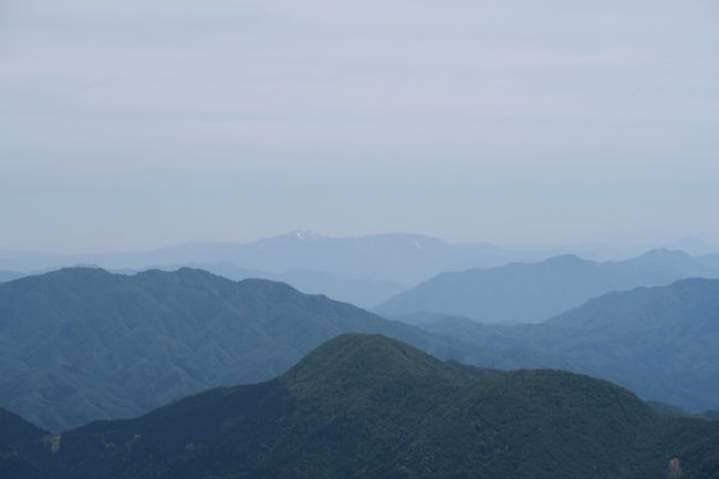 　日本１００名山の内、伊吹山は、琵琶湖の東側に位置しています。<br />　標高は、1,377 mです。一合目より登ってきました。<br />