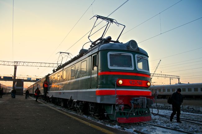 2012年2月22日〜27日まで、かねてから乗ってみたかったシベリア特急に乗車してきました。<br />正確にはシベリア特急というとロシア国内のみを走る物をさすので、さしずめこれは国際長距離列車という事になるでしょうか。中国内は快速なので、特急ですらありませんが。<br />ここではわかりやすく、シベリア国際特急にしてあります。<br />北京とモスクワを結ぶ列車は2経路あり、ひとつはモンゴル　ウランバートル経由のK3/4列車、もう一方は中国　満州里経由のK19/20列車　「ボストーク」号です。<br />今回は前者です。<br /><br />Wikiの方が詳しく記述していますが、せっかくなので、セルフ車掌風に紹介します。<br /><br />http://ja.wikipedia.org/wiki/K3/4次列車<br /><br />〜<br />本日も中国国鉄をご利用くださいましてありがとうございます。<br />この列車は快速　北京発モスクワ行きの国際列車です。<br />私、この車両を担当いたします王と申します。<br />終点モスクワまでご案内いたします。よろしくお願いいたします。<br />この列車のご紹介をいたします。<br />列車は北京を水曜日二出発し、終点モスクワまで5日と10時間23分かけて走り翌週の月曜日の昼に到着いたします。<br />その走行距離は7,826kmと私ども中国国鉄が運行する、最長距離の列車でございます。<br />中国国内は本日1日、途中にモンゴル国内を1日かけ経由し、ロシア大陸を3日間かけてゆっくりと横断いたします。<br />ロシア国内までご旅行のお客様は、極寒の大地をご堪能いただきながらの週末をお過ごしいただけます。<br />どうぞこの機会に大地の雄大さの傍ら、読書に耽ってみるのは如何でしょうか？<br />〜<br /><br />ま、もちろんこういう丁寧な挨拶は入りませんが。<br />