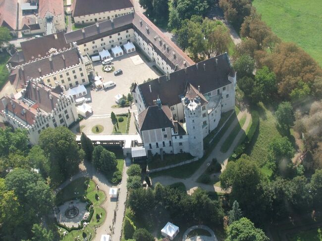 Romantische Strasseロマンチック街道、Schwaebische Alb Strasseシュヴェービッシュ・アルプ街道、Burgenstrasse古城街道の旅<br /><br />期間 :2012年05月15日(火)〜05月29日(火)15日間の旅<br /><br /><br />≪Fuersten von Thurn und Taxisトゥルン・ウント・タクシス侯爵家(レーゲンスブルク)の夏の離宮≫<br /><br />ドイツ第11回目の旅で、古城巡りの25番目に訪れたのはSchloss Taxisタクシス城である。<br /><br />トゥルン・ウント・タクシス侯爵家は“皇帝の外交郵便屋”とか、“郵便侯爵”と呼ばれた侯爵家である。<br /><br />写真はタクシス城の俯瞰