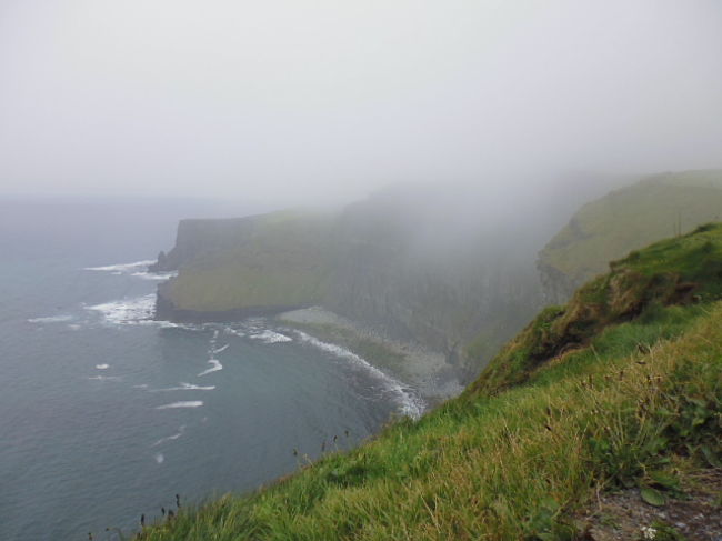 アイルランドのゴールウェイからバスツアーに乗ってバレン高原の奇岩とモハーの断崖絶壁はアイルランドの自然そのままでした。<br />天気が急に変わるので、見れないかもしれなかった断崖もなんとか見ることができて・・・ホッ・・・