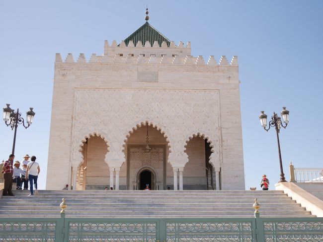 政治の中心である首都『ラバト』。<br />この地にはフランスから1956年3月2日、モロッコの独立を勝ち取った英雄である『ムハンマド５世』が眠っている。<br />1973年に完成したモロッコの素晴らしい建築技術で建てられた霊廟。<br />中は撮影可能。<br /><br />～～本日の行程＜2日目＞～～<br />※画像の枚数が多くなるのと、移動が多いので、場所ごとに分けて載せております。ご了承くださいませ。<br /><br />・ラバト（ムハンマド5世の霊廟、ハッサンの塔）【←◆今回のラバト編◆】<br />　　↓<br />・メクネス（ムーレイ・イスマイル廟、バブ・マンスール門）<br />　　↓<br />　 昼 食<br />　　↓<br />・ボルビリス（ボルビリス遺跡）<br />　　↓<br />・フェズ（ホテル）<br /><br />★☆☆★モロッコ旅行記☆★☆★☆★☆★☆★☆★☆★☆★☆★<br /><br />①【飛行機編（行き）】<br />　　http://4travel.jp/travelogue/11015596<br /><br />②【ラバト編】<br />　　http://4travel.jp/travelogue/11015801<br /><br />③【メクネス編】<br />　　http://4travel.jp/travelogue/11016070<br /><br />④【ヴォルビリス遺跡編】<br />　　http://4travel.jp/travelogue/11017063<br /><br />⑤【フェズ編：前半】<br />　　http://4travel.jp/travelogue/11018607<br /><br />⑥【フェズ編：後半】<br />　　http://4travel.jp/travelogue/11019395<br /><br />⑦【フェズ→サハラ砂漠へ】<br />　　http://4travel.jp/travelogue/11019632<br /><br />⑧【サハラ砂漠朝日鑑賞編】<br />　　http://4travel.jp/travelogue/11020991<br /><br />⑨【カスバ街道（トドラ峡谷）編】<br />　　http://4travel.jp/travelogue/11026311<br /><br />⑩【ワルザザート（アイト・ベン・ハッドゥ）編】<br />　　http://4travel.jp/travelogue/11029916