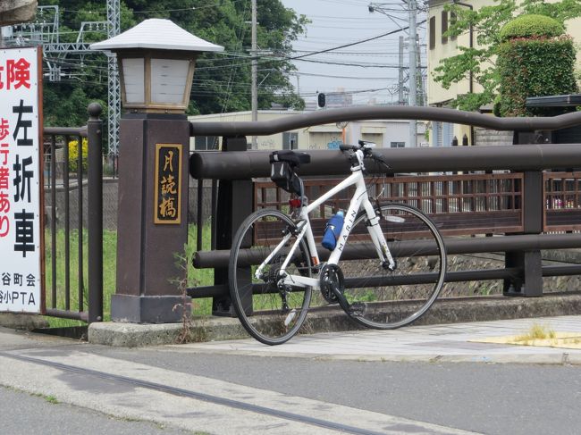 前半は道草をしながら上ノ太子駅前まで走り、「昔の人は偉い」と思いました<br /><br />石川を渡り、羽曳野市・古市に入り「古市古墳群」は一度歩いているので安心していましたが。<br /><br />何処で間違えたのか道標を見失う、焦りが出るし気温は上がり慌てました。<br /><br /><br /><br /><br />表紙　　　　　　　　　　　　　　　　　飛鳥川に架かる「月読橋」