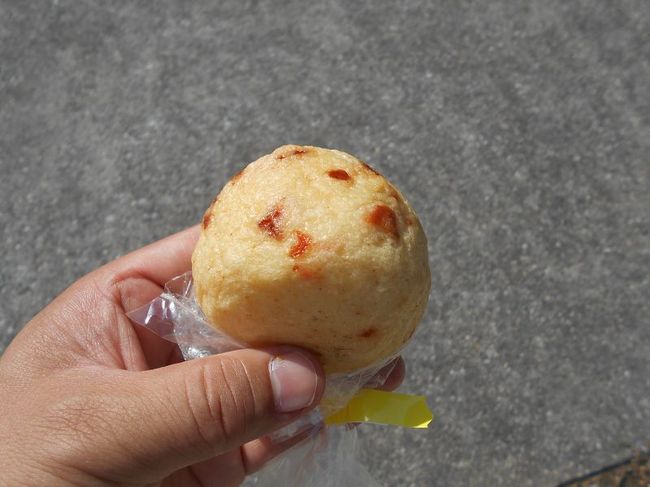 弾丸海外の旅とか、マニアックな国内の旅を好む私ですが、<br /><br />たまには「ベタ」(関西芸人がいうところの定番中の定番の意)<br /><br />なB級ご当地グルメを食することがあります。<br /><br />今回は、沖縄県の「ばくだん&ちんびん&ぜんざい」をご紹介します。<br /><br />沖縄に仕事のついでに立ち寄ってみました。<br /><br /><br />★B級グルメシリーズ<br /><br />富士宮焼きそば(静岡)<br />http://4travel.jp/traveler/satorumo/album/10448452/<br />小倉駅ホームのうどん(福岡)<br />http://4travel.jp/traveler/satorumo/album/10474232/<br />かろのうろん(福岡)<br />http://4travel.jp/traveler/satorumo/album/10476120/<br />サラダパン(滋賀)<br />http://4travel.jp/traveler/satorumo/album/10442552/<br />横手焼きそば(秋田)<br />http://4travel.jp/traveler/satorumo/album/10485484/<br />あんかけのたぬきうどん(滋賀)<br />http://4travel.jp/traveler/satorumo/album/10492068/<br />熊谷うどん&雪くま(埼玉)<br />http://4travel.jp/traveler/satorumo/album/10500547/<br />音威子府のそば(北海道)<br />http://4travel.jp/traveler/satorumo/album/10432285/<br />新垣ぜんざい(沖縄)<br />http://4travel.jp/traveler/satorumo/album/10474837/<br />小倉発祥焼きうどん(福岡)<br />http://4travel.jp/traveler/satorumo/album/10504094/<br />一宮モーニング vol.1 (愛知)<br />http://4travel.jp/traveler/satorumo/album/10530716<br />一宮モーニング vol.2 (愛知)<br />http://4travel.jp/traveler/satorumo/album/10546216<br />テラめし(大盛り)の店・美富士食堂(滋賀)<br />http://4travel.jp/traveler/satorumo/album/10519157/<br />湯河原担々焼きそば(神奈川)<br />http://4travel.jp/traveler/satorumo/album/10538103/<br />小田原おでん(神奈川)<br />http://4travel.jp/traveler/satorumo/album/10538101/<br />信濃そば(大阪)<br />http://4travel.jp/traveler/satorumo/album/10544646/<br />門司港焼きカレー(福岡)<br />http://4travel.jp/traveler/satorumo/album/10535618/<br />豊橋カレーうどん(愛知)<br />http://4travel.jp/traveler/satorumo/album/10558793<br />みしまコロッケ(静岡)<br />http://4travel.jp/traveler/satorumo/album/10568015/ <br />のっけ丼(青森)<br />http://4travel.jp/traveler/satorumo/album/10568718/<br />黒石つゆ焼きそば(青森)<br />http://4travel.jp/traveler/satorumo/album/10569411/<br />武蔵野油そば(東京)<br />http://4travel.jp/traveler/satorumo/album/10573567/<br />ヨコスカネイビーバーガー(神奈川)<br />http://4travel.jp/traveler/satorumo/album/10579831 <br />油麩丼(宮城)<br />http://4travel.jp/traveler/satorumo/album/10583526/<br />北上コロッケ(岩手)<br />http://4travel.jp/traveler/satorumo/album/10592832/<br />静岡おでん(静岡)<br />http://4travel.jp/traveler/satorumo/album/10601333/<br />みつだんご(茨城)<br />http://4travel.jp/traveler/satorumo/album/10624602/ <br />宮崎肉巻きおにぎり(宮崎)<br />http://4travel.jp/traveler/satorumo/album/10627670/<br />白熊&黒豚わっぜえか丼(鹿児島)<br />http://4travel.jp/traveler/satorumo/album/10629604/<br />太平燕(熊本)<br />http://4travel.jp/traveler/satorumo/album/10630181/<br />なみえ焼きそば(福島)<br />http://4travel.jp/traveler/satorumo/album/10648689/<br />クリームボックス(福島)<br />http://4travel.jp/traveler/satorumo/album/10650433/<br />盛岡冷麺(岩手)<br />http://4travel.jp/traveler/satorumo/album/10651898/<br />ゼリーフライ(埼玉)<br />http://4travel.jp/traveler/satorumo/album/10663134/<br />フライ(埼玉)<br />http://4travel.jp/traveler/satorumo/album/10664405<br />しぐれ肉巻きおにぎり(三重)<br />http://4travel.jp/traveler/satorumo/album/10666216/<br />亀山みそ焼きうどん(三重)<br />http://4travel.jp/traveler/satorumo/album/10668037<br />ねぎ焼き(大阪)<br />http://4travel.jp/traveler/satorumo/album/10670172/<br />厚木シロコロホルモン(神奈川)<br />http://4travel.jp/traveler/satorumo/album/10673733/<br />すったて(埼玉)<br />http://4travel.jp/traveler/satorumo/album/10677597<br />ホワイト餃子(東京)<br />http://4travel.jp/traveler/satorumo/album/10681690/<br />スタカレー(埼玉)<br />http://4travel.jp/traveler/satorumo/album/10684899/<br />宇都宮焼きそば(栃木)<br />http://4travel.jp/traveler/satorumo/album/10686350/<br />石巻焼きそば(宮城)<br />http://4travel.jp/traveler/satorumo/album/10689700<br />冷たい肉そば(山形)<br />http://4travel.jp/traveler/satorumo/album/10693739/<br />竹家食堂・ねぎとろ番長(神奈川)<br />http://4travel.jp/traveler/satorumo/album/10695013/<br />もみじや・おまかせ定食(神奈川)<br />http://4travel.jp/traveler/satorumo/album/10574700/ <br />よこすか海軍カレー(神奈川)<br />http://4travel.jp/traveler/satorumo/album/10708994/<br />いせさきもんじゃ(群馬)<br />http://4travel.jp/traveler/satorumo/album/10713712<br />焼きまんじゅう(群馬)<br />http://4travel.jp/traveler/satorumo/album/10713968<br />三崎まぐろラーメン(神奈川)<br />http://4travel.jp/traveler/satorumo/album/10725468<br />札幌スープカレー(北海道)<br />http://4travel.jp/traveler/satorumo/album/10734678<br />太田焼きそば(群馬)<br />http://4travel.jp/traveler/satorumo/album/10736049<br />気仙沼ホルモン(宮城)<br />http://4travel.jp/traveler/satorumo/album/10761924/<br />上野たいやき(東京)<br />http://4travel.jp/traveler/satorumo/album/10765367<br />“とん八”のからし焼き(東京)<br />http://4travel.jp/traveler/satorumo/album/10766409<br />“いわい”のどんどん焼き(山形)<br />http://4travel.jp/traveler/satorumo/album/10768673<br />会津カレー焼きそば(福島)<br />http://4travel.jp/traveler/satorumo/album/10788839<br />会津ソースカツ丼(福島)<br />http://4travel.jp/traveler/satorumo/album/10791216/<br />わさび丼(宮城)<br />http://4travel.jp/traveler/satorumo/album/10792389<br />福島円盤餃子(福島)<br />http://4travel.jp/traveler/satorumo/album/10795427/<br />勝浦タンタンメン(千葉)<br />http://4travel.jp/traveler/satorumo/album/10798601<br />竹岡ラーメン(千葉)<br />http://4travel.jp/traveler/satorumo/album/10799152<br />じゃこカツ(愛媛)<br />http://4travel.jp/traveler/satorumo/album/10808743<br />焼豚玉子飯(愛媛)<br />http://4travel.jp/traveler/satorumo/album/10809227<br />骨付鳥(香川)<br />http://4travel.jp/traveler/satorumo/album/10811092/<br />鍋焼きラーメン(高知)<br />http://4travel.jp/traveler/satorumo/album/10813869<br />八幡浜ちゃんぽん(愛媛)<br />http://4travel.jp/traveler/satorumo/album/10814695/<br />塩原スープ焼きそば(栃木)<br />http://4travel.jp/traveler/satorumo/album/10816197/<br />“松月氷室”の天然かき氷(栃木)<br />http://4travel.jp/traveler/satorumo/album/10818606/<br />宇都宮餃子 “正嗣”(栃木)<br />http://4travel.jp/traveler/satorumo/album/10819651/<br />宇都宮餃子 “宇都宮餃子館1号館”(栃木)<br />http://4travel.jp/travelogue/11064787<br />美唄焼き鳥 “たつみ”(北海道)<br />http://4travel.jp/traveler/satorumo/album/10821604/<br />ガタタン “三平食堂”(北海道)<br />http://4travel.jp/traveler/satorumo/album/10823076/<br />帯広豚丼 “レストランよねくら”(北海道)<br />http://4travel.jp/traveler/satorumo/album/10824621<br />エスカロップ “ニューモンブラン”(北海道)<br />http://4travel.jp/traveler/satorumo/album/10825612/<br />久留米ラーメン“大龍ラーメン”(福岡)<br />http://4travel.jp/traveler/satorumo/album/10826303/<br />シシリアンライス“かささぎ”(佐賀) <br />http://4travel.jp/traveler/satorumo/album/10829042 <br />トルコライス“ひとやすみ”(長崎) <br />http://4travel.jp/traveler/satorumo/album/10830436<br />とり天 “まやかしや”(大分)<br />http://4travel.jp/traveler/satorumo/album/10831409/<br />中津からあげ“からいち”(大分)<br />http://4travel.jp/traveler/satorumo/album/10832469<br />天まど“だるま堂”(福岡)<br />http://4travel.jp/traveler/satorumo/album/10833216<br />瓦そば “たかせ”(山口)<br />http://4travel.jp/traveler/satorumo/album/10834267<br />佐世保バーガー “ビッグマン”(長崎)<br />http://4travel.jp/traveler/satorumo/album/10834950<br />川越太麺焼きそば “風見鶏”(埼玉)<br />http://4travel.jp/travelogue/10861873<br />凍天 “もち処 木の幡”(福島)<br />http://4travel.jp/travelogue/10864534<br />さんまnaたい焼き(宮城)<br />http://4travel.jp/travelogue/10874248<br />イタリアン(新潟)<br />http://4travel.jp/travelogue/10905293<br />南魚沼きりざい丼 “ぶら坊”(新潟)<br />http://4travel.jp/travelogue/10909022<br />サンマーメン “鳳華”(神奈川)<br />http://4travel.jp/travelogue/10910658<br />八王子ラーメン “びんびん”(東京)<br />http://4travel.jp/travelogue/10920623<br />味噌カレー牛乳ラーメン “味の札幌浅利”(青森)<br />http://4travel.jp/travelogue/10924602<br />じゃじゃ麺 “白龍 桜山分店”(岩手) <br />http://4travel.jp/travelogue/10925723<br />いわてまち焼きうどん “ダイニングYAYA”(岩手)<br />http://4travel.jp/travelogue/10926602<br />龍ケ崎まいんコロッケ “チャレンジ工房どらすて”(茨城)<br />http://4travel.jp/travelogue/10928551<br />駒ヶ根ソースかつ丼 “レストランこまがね”(長野)<br />http://4travel.jp/travelogue/10932067<br />ローメン “萬里”(長野)<br />http://4travel.jp/travelogue/10932343<br />串カツ(串揚げ)“新世界串や”(大阪)<br />http://4travel.jp/travelogue/10837874<br />すじこん&そばめし “ハクサン”(兵庫) <br />http://4travel.jp/traveler/satorumo/album/10836808<br />刺身食べ放題 “たいこ茶屋”(東京)<br />http://4travel.jp/travelogue/10937323<br />酒田ワンタンメン “満月”(山形)<br />http://4travel.jp/travelogue/10938646 <br />浜松餃子&遠州焼き “かどや”(静岡)<br />http://4travel.jp/travelogue/10942295<br />玉子とじラーメン “萬珍軒”(愛知)<br />http://4travel.jp/travelogue/10943732<br />つけナポリタン “トラトリア キクチ”(静岡)<br />http://4travel.jp/travelogue/10947583<br />かつ皿 “金時”(静岡)<br />http://4travel.jp/travelogue/10949614<br />いもフライ “ぴのや”(栃木)<br />http://4travel.jp/travelogue/10964406 <br />もんじゃ焼き “麦 本店”(東京)<br />http://4travel.jp/travelogue/10970058<br />冷やしラーメン&とりもつラーメン “新旬屋麺”(山形)<br />http://4travel.jp/travelogue/10974045 <br />吉田うどん “栄屋”(山梨)<br />http://4travel.jp/travelogue/10977851<br />おつけだんご “水琴茶堂 大月店”(山梨)<br />http://4travel.jp/travelogue/10980605 <br />富山ブラック “大喜”(富山)<br />http://4travel.jp/travelogue/10984253<br />八戸せんべい汁 “ユートリープラザ”(青森)<br />http://4travel.jp/travelogue/10985041<br />十和田バラ焼き “バラ焼きショップふじの”(青森)<br />http://4travel.jp/travelogue/10986075 <br />糸魚川ブラック焼きそば “あおい食堂”(新潟)<br />http://4travel.jp/travelogue/10987902<br />ハントンライス “エッグランド”(石川)<br />http://4travel.jp/travelogue/10989118<br />安養寺ラーメン “麺匠 文蔵”(長野)<br />http://4travel.jp/travelogue/10991274<br />まめぶ汁 “山海里”(岩手)<br />http://4travel.jp/travelogue/10992600<br />しぐれ焼き “鉄板焼 ちゃん”(静岡) <br />http://4travel.jp/travelogue/10994559<br />北京飯 “北京本店”(愛知)<br />http://4travel.jp/travelogue/10995270<br />ソースカツ丼 “おそばだ うどんだ 越前 ”(福井)<br />http://4travel.jp/travelogue/10997975<br />蟹飯麺 “安安”(京都)<br />http://4travel.jp/travelogue/10998575 <br />四日市とんてき&津ぎょうざ&名張牛汁“ラーメンちゃん&みえやに”(三重)<br />http://4travel.jp/travelogue/10999490<br />とばーがー “喫茶チェリー”(三重)<br />http://4travel.jp/travelogue/11000923<br />ボルガライス “Blue”(福井)<br />http://4travel.jp/travelogue/11002383<br />金沢カレー “ゴーゴーカレー金沢駅総本山”(石川)<br />http://4travel.jp/travelogue/11002899 <br />とん汁ラーメン “松茶屋”(新潟)<br />http://4travel.jp/travelogue/11003004<br />えびめし&たまの温玉めし&デミカツ丼<br />“lunch&beerSUN”&“ジャカッセ”&“味司野村”(岡山)<br />http://4travel.jp/travelogue/11004255 <br />卵かけご飯&ひるぜん焼きそば“食堂かめっち。&悠悠”(岡山) <br />http://4travel.jp/travelogue/11005227<br />津山ホルモンうどん“道の駅「久米の里」食遊館”(岡山)<br />http://4travel.jp/travelogue/11005702<br />タコライス&すきやき “赤とんぼ&みかど”(沖縄)<br />http://4travel.jp/travelogue/11011299<br />ばくだん&ちんびん&ぜんざい “西南門小かまぼこ屋&松原屋製菓&ぽえむ”(沖縄)<br />http://4travel.jp/travelogue/11015936<br />肉吸い “千とせ”(大阪)<br />http://4travel.jp/travelogue/11016561<br />笠間いなり寿司 “いなり工房ISAGO”(茨城)<br />http://4travel.jp/travelogue/11027109 <br />たまごふわふわ “遠州和の湯”(静岡)<br />http://4travel.jp/travelogue/11027926<br />豊川いなり寿司&おきつねバーガー “おきつね本舗”(愛知)<br />http://4travel.jp/travelogue/11029161<br />とくしまバーガー&フィッシュカツ “ホテルクレメント徳島”(徳島)<br />http://4travel.jp/travelogue/11046138<br />伏見稲荷寿司 “祢ざめ家”(京都)<br />http://4travel.jp/travelogue/11046712<br />チキン南蛮 “千穂の家”(宮崎)<br />http://4travel.jp/travelogue/11050187<br />室蘭カレーラーメン&オホーツク北見塩やきそば “さっぽろや&秀”(北海道) <br />http://4travel.jp/travelogue/11071986<br />本荘ハムフライ “滝川精肉店”(秋田)<br />http://4travel.jp/travelogue/11073927<br />ソースカツ丼 “しおん”(群馬)<br />http://4travel.jp/travelogue/11074881<br />こうのす川幅うどん “長木屋”(埼玉) <br />http://4travel.jp/travelogue/11081045<br />各務原キムチ&奥美濃カレー “珍々亭&カフェレスト”(岐阜)<br />http://4travel.jp/travelogue/11081653<br />近江ちゃんぽん “ちゃんぽん亭総本家 彦根駅前本店”(滋賀)<br />http://4travel.jp/travelogue/11082517 <br />合盛り “阿Q 西那須野店”(栃木)<br />http://4travel.jp/travelogue/11093935 <br />富良野オムカレー&なよろ煮込みジンギスカン&ホッキカレー <br />“笑楽亭&食べマルシェ&茶湖”(北海道) <br />http://4travel.jp/travelogue/11094579<br />高さ25cmのソフトクリーム“マルカンデパート大食堂”(岩手)<br />http://4travel.jp/travelogue/11095301<br />もつ煮定食&ソースカツ丼 “永井食堂&しおん”(群馬)<br />http://4travel.jp/travelogue/11097723<br />煮ぼうとう&肉汁うどん “そば蔵&卯どん亭”(埼玉) <br />http://4travel.jp/travelogue/11098293<br />味噌カツ&名古屋コーチン手羽先&どて煮&あんかけスパゲティ<br />“キッチンなごや&マ・メゾン&名代きしめん 住よし” (愛知)<br />http://4travel.jp/travelogue/11099439 <br />鶏ちゃん&漬物ステーキ “赤い鳥”(岐阜)<br />http://4travel.jp/travelogue/11101273<br />醤油カツ丼 “おそばだ うどんだ 越前 ”(福井)<br />http://4travel.jp/travelogue/11103407<br />秋田しょっつる焼きそば “食堂みなとや”(秋田)<br />http://4travel.jp/travelogue/11109824<br />いちのせきハラミ焼き(岩手)&小樽あんかけ焼きそば(北海道)<br />&対馬とんちゃん(長崎)&山形芋煮カレーうどん(山形)<br />&出雲ぜんざい(島根) “B-1グランプリ食堂”(東京)<br />http://4travel.jp/travelogue/11113829<br />ゲソ丼 “花ちゃん”(北海道)<br />http://4travel.jp/travelogue/11121645<br />にくてん “木曽路”(兵庫) <br />http://4travel.jp/travelogue/11123121<br />赤天(島根)<br />http://4travel.jp/travelogue/11124772<br />広島風お好み焼き&ウニホーレン “おお井&魚哲”(広島)<br />http://4travel.jp/travelogue/11125420<br />カキオコ “レストラン夕立” (岡山)<br />http://4travel.jp/travelogue/11126296<br />串木野まぐろラーメン “ゆのまえ食堂”(鹿児島)<br />http://4travel.jp/travelogue/11130572<br />博多ラーメン&ごぼう天うどん&明太ご飯 “膳&ウエストうどん”<br />http://4travel.jp/travelogue/11131380<br />高麗鍋うどん(埼玉)<br />http://4travel.jp/travelogue/11141039<br />たぬきうどん(そば)三都物語 (東京&大阪&京都)<br />http://4travel.jp/travelogue/11147617<br />備後府中焼(広島)&釧路ザンタレ(北海道)&日田焼きそば(大分) <br />“B-1グランプリ食堂”http://4travel.jp/travelogue/11149951<br />鉄板ナポリタン&シロノワール&台湾ラーメン&ベトコンラーメン“喫茶リッチ&コメダ珈琲&くまどん”(愛知) <br />http://4travel.jp/travelogue/11167136 <br />仙台マーボー焼きそば&岩沼とんちゃん丼 “東京家&ローソン”(宮城)<br />http://4travel.jp/travelogue/11172409<br />ビルマ汁 “炉庵”(栃木)<br />http://4travel.jp/travelogue/11174119<br />一銭洋食(京都)<br />http://4travel.jp/travelogue/11179446<br />かすうどん&ホルモンうどん&どて焼き(大阪)<br />http://4travel.jp/travelogue/11194920<br />広島つけ麺 “ばくだん屋” (広島)<br />http://4travel.jp/travelogue/11195604<br />姫路ちゃんぽん&どろ焼き “喃風”(兵庫)<br />http://4travel.jp/travelogue/11196797<br />とうふラーメン “蘭蘭”(埼玉)<br />http://4travel.jp/travelogue/11197421<br />大船渡さんまラーメン “碁石海岸レストハウス”(岩手)<br />http://4travel.jp/travelogue/11198899<br />深浦マグロステーキ丼(青森)<br />http://4travel.jp/travelogue/11203957
