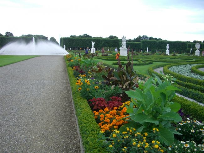 ハンブルクからオランダのHilversumへ戻るルートを考えたときに、ハノーバーのヘレンハウゼン王宮庭園（Herrenhauser Garten）を見たく、そこ経由で帰る事にしました。前にハノーバーでの展示会（世界最大（級）の国際情報通信技術見本市CeBIT（セビット））には何回か行きましたが、その際には行きそびれた公園です。1700年頃からある庭園で欧州でも有数の公園だと聞いて居ました<br /><br />残念ながら、帰る途中だったので、慌ただしく見る事になりました。時間があれば、じっくり見たい公園でした。<br /><br />余談ですが、ハンブルクからハノーバー経由でオランダへ戻る際には、高速道路（アウトバーン）を使います。ドイツのアウトバーンは制限速度が無い事で有名です。帰国を急ぐので、高速で帰る事を目指しました。しかしながら、走ってみて色々と分かったような気がします。<br />１）確かにアウトバーンは制限速度が無い部分が多いですが、実際には、工事中の区間（その区間は長い場合には5km以上続き、かつ工事区間が何度もあります）では、制限速度が制約されます。また、途中、工事区間に限らず渋滞が酷い場合が結構多いです。そうなると、幾等制限速度に制約が無いと言っても、平均速度はかなり落ちてしまいます。<br />２）私の車はトヨタのアベンシスの2000cc車で、結構、気に入っていましたが、2000cc車ではアクセルを一生懸命踏んでも、時速180km位までは加速が良いですが、それ以上は中々加速していきません。漸く、時速200kmで走れます。（因みに、時速200kmだと運転していて大変怖いです。その私を、サッと追い抜いていく、BMWやベンツそしてポルシェ等は、時速300kmくらい出て居るのでしょうか？）トヨタのアベンシスでも2400cc車が選べる理由が分かったような気がしました。<br />３）トヨタのアベンシスは時速100〜120kmで走っていると燃費は12~14km/リットルですが、時速180km以上で走っていると5〜6km/リットルだと思います。燃料計のメータを見ていると、凄い勢いで減っていきます。まさにガソリンをばらまいて走行している実感がありました。<br />結論として、ドイツのアウトバーンでも、平均速度が80〜100kmで走行出来れば良い方だと思った方が良いと思います。