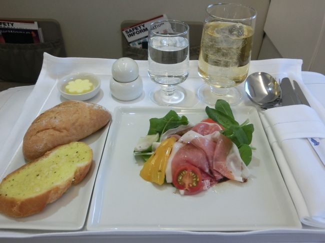 人生初の(そして最後の?)シニア海外留学なので、今回は思いっきり優雅な旅にしようと企画した。よって、出発はシンガポール航空(SQ)のビジネスクラスである。名古屋からシンガポールまで7時間弱のフライト、欧米に行くよりは短いが狭いエコノミー席で過ごすには少々長い。<br /><br />フルコースの食事を楽しみ、英語の勉強をし、眠くなればフラットベッドにして仮眠する。SQビジネスのサービスはとてもよく、若くて綺麗なCAに話しかけられるだけで舞い上がってしまう。贅沢シニアのお気軽海外留学として最高の門出である。<br />注:ビジネスクラスのチケットはマイル利用の特典旅行<br /><br />写真:SQビジネスクラスのオードブル<br /><br /> 英語は世界をひらく!<br /> 「悪戦苦闘、私の英語学習遍歴」<br />http://www.e-funahashi.jp/english/index.htm<br /><br />私のホームページに旅行記多数あり。<br />『第二の人生を豊かに』<br />http://www.e-funahashi.jp/<br />(新刊『夢の豪華客船クルーズの旅<br />ー大衆レジャーとなった世界の船旅ー』案内あり)