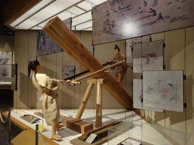 「歴史民俗博物館」は「大学共同利用機関法人人間文化研究機構」が運営する「日本の考古学、歴史、民俗」について「総合的に研究・展示する博物館」です。<br /><br />「館内」は「原始・古代・中世・近世・近代・現代・民俗」に分かれて「展示」されています。<br /><br />この「旅行記」では「中世（平安・鎌倉・室町・安土桃山時代）」を紹介します。<br /><br />写真は「中世の大工」の「大鋸（おが）引き」です。