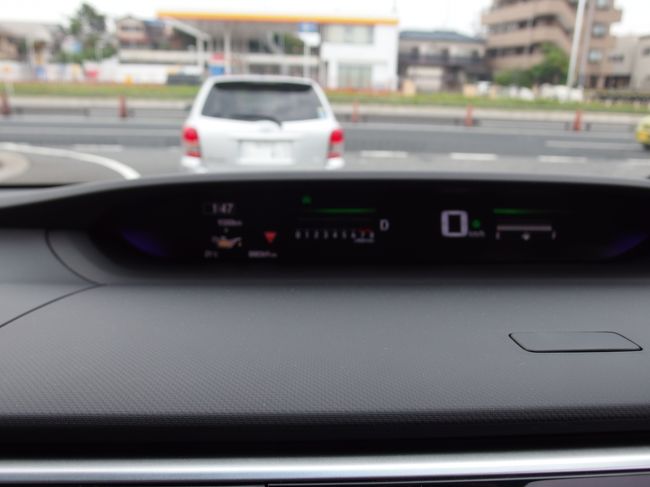 2015年5月16日、車の半年点検のお知らせが来ないので、ディラーに電話したら、直ぐに持ってきてと言う事で、急遽点検をしました。30分位で終わるとの話でしたが、40分過ぎても終わらず。仕方なしに、試乗車を乗り回しました。写真は新型ステップワゴンです。標識や制限速度を読み取る装置が付いていて、驚きました。あのサイズでアラウンドビューモニターもありました。1,500cc+ターボは出足が強力で、チョット凄いです。
