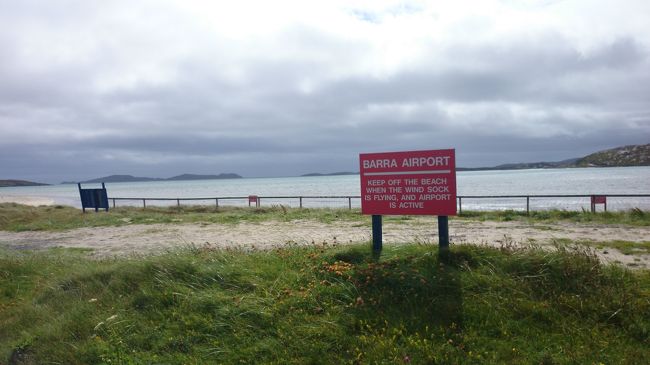 イギリスなんだけど、なかなか行きにくい所。でも飛行機のなかでは有名なバラ島のバラ空港に入ってきました。<br /><br />おまけに、一泊して一週。イギリスの田舎を満喫。<br /><br /><br />この看板がなければ空港なんて思えないです。。。