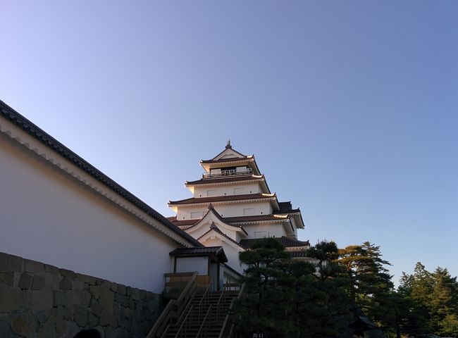 今年度の社員旅行泊まりは福島。<br /><br />一日目は新白河からバスで移動し、小峰城~塔のへつり~大内宿~會津藩校日新館~鶴ヶ城を観光。<br />東山温泉の原瀧で川床の夕食。<br /><br />二日目は酒蔵見学後3つのコースに別れ、再び合流して団体専用列車「フルーティアふくしま」に乗車し、郡山から帰京。<br />コースは以下の3つ。<br />1.山都のそば(+5千円程度)<br />2.喜多方+C61ばんえつ物語乗車(+1千円程度)<br />3.会津若松市内散策<br /><br />5千円かけてまでそば食べたくないし、ラーメンも好んで食べないので、とある考えを頭に浮かべながら市内散策を選択しました。<br /><br />周りの飲みは相変わらずでしたが、なかなか行く機会のないエリアを巡り満足の2日間でした。