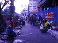 ヤンゴン、早起き散歩。道端市場。