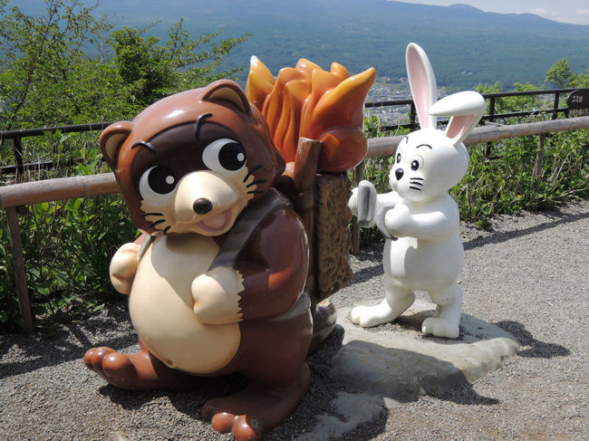 河口湖畔の旅館をチェックアウトしたあと、「かちかち山ロープウェイ」[http://www.kachikachiyama-ropeway.com/]<br />に乗りました。<br /><br />なお、このアルバムは、ガンまる日記：「かちかち山ロープウェイ」に乗る[http://marumi.tea-nifty.com/gammaru/2015/05/post-17f7.html]<br />とリンクしています。詳細については、そちらをご覧くだされば幸いです。