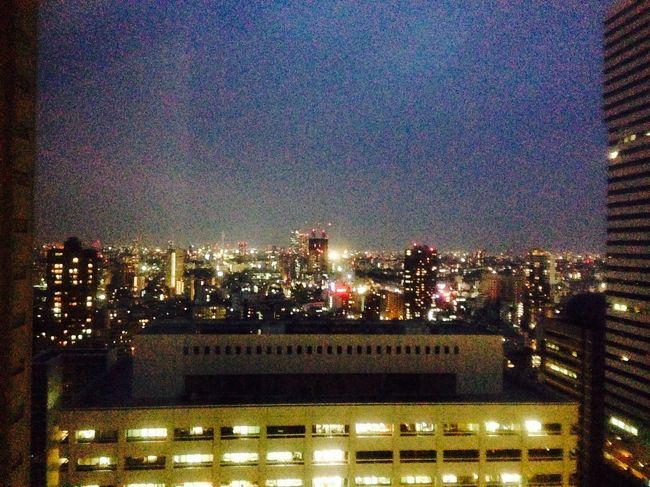 ヒルトン東京に泊まってみました（＾Ｏ＾）<br />写真撮るのも下手くそですが<br />よかったらみて行ってください(^o^)<br /><br />ヒルトン東京<br />長所<br />従業員が、みな丁寧で笑顔で接客が大変気持ちいい。<br />ルームサービスが美味しい。<br />欧米のお客が多い。朝食は9割欧米の人で海外旅行の気分になる。<br /><br />短所<br />防音がイマイチ。隣の部屋の声、廊下の声が結構聞こえる。<br />チェックイン、チェックアウトが混雑していて、かなり待つ。