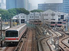 小石川植物園と地上を走る地下鉄（東京）