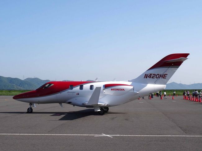 　HondaJetが凱旋帰国を果たすということで早速見てきました。場所は岡山県にある「岡南飛行場」で、当日抽選に漏れた人々で会場はごった返していました。改めてその人気の高さを感じた次第です。抽選に当たったブルートレインはとてもラッキーでした。<br />　