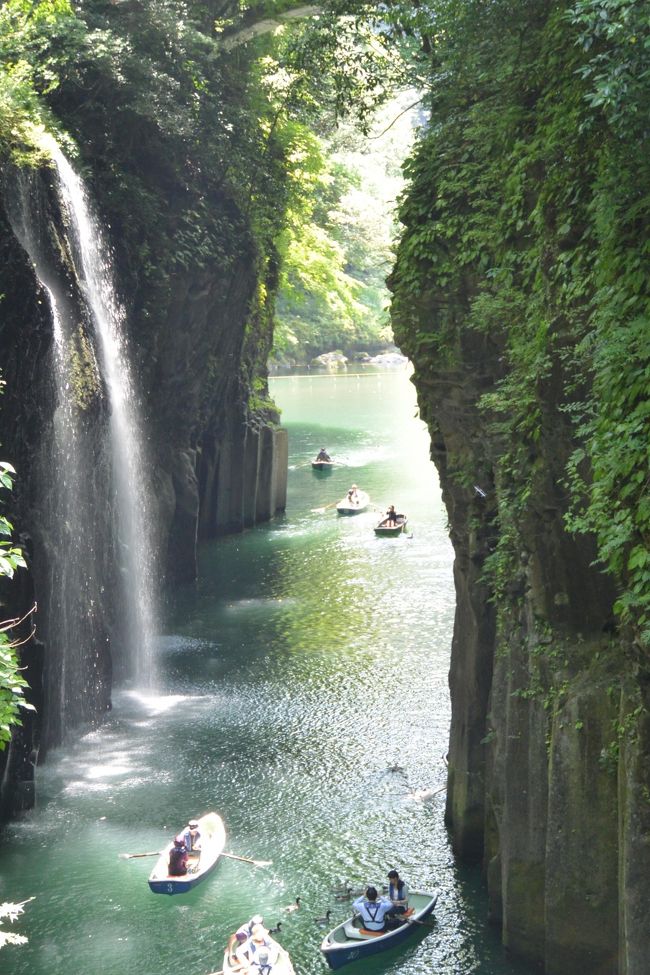 九州へ２泊３日の旅に出掛けました。<br />今回は、「黒川温泉・由布院温泉と秘境国東・高千穂３日間」というツアーに参加し、大分県・熊本県・宮崎県の３県を旅してきました。<br /><br />２日目は、この旅で一番行きたかった高千穂峡です。<br /><br />このツアーを選んだ理由は、高千穂峡へ行けるのと、行程がゆったりと組まれていること、そして、なんといっても人気の温泉に泊まること。<br /><br />旅行記は次の３編に分けてＵＰします。<br />（１）杵築〜黒川温泉<br />（２）高千穂峡<br />（３）由布院温泉〜国東半島