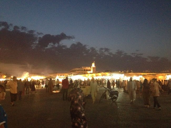 モロッコ最後の街、マラケシュにやってきました。夜のジャマ・エル・フナ広場で屋台のはしごをしております。