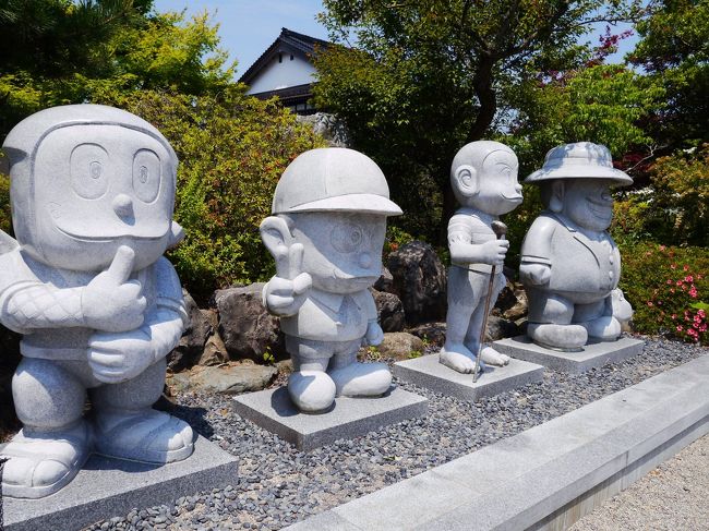 息子が石川県の野々市市に住んでいます。久し振りに孫たちの顔を見るために出掛けましたが、その前に寄り道をしてから向かいました。<br />ネットで見かけた氷見市のかわむら食堂に行きたかったのです。氷見には１０時過ぎに着きましたので、昼食の前に氷見の街を散策しました。最初の目的地に向かったのが「道の駅　氷見」です。今の「道の駅　氷見」は氷見番屋街が道の駅となっています。ここを起点として氷見の町を歩きました。<br />氷見番屋街　　→　　まんがロード　　→　　光禅寺　　→　　まんがロード　　→　　氷見市潮風ギャラリー<br />　　→　　ひみ　漁業交流館　魚々座　　→　　比美乃江大橋　　→　　氷見番屋街<br /><br />予備知識を持たないで、氷見の町を訪ねました。藤子不二雄Ａの出身地が氷見だと言う程度の知識しか有りませんでした。街を歩いてみて藤子不二雄Ａの作品が各所に有り、懐かしさが沸いてきて楽しむ事が出来ました。潮風ギャラリーや魚々座。色々と知る事が出来たのも面白かったです。<br /><br /><br /><br /><br /><br />最後に<br />予備知識が無くて氷見市に出かけました。かわむら食堂に寄りたい程度のつもりでした。実際、氷見に来て氷見番屋街は食事から土産物を買うなどが出来、凄い施設だと思いました。足湯や「総湯」が有り、時間をタップリ掛けて廻って見たい見たい場所でした。<br />ひみ　漁業交流館　魚々座へ入館しました。<br />入館した時は判らなかったのですが、後から魚々座はフィッシャーマンズワーフ海鮮館を改造した施設だと判りました。これからは氷見番屋街と魚々座が集客の中心となっていくのでしょう。<br /><br />今回、氷見の街を廻って色々の人と話が出来ました。潮風ギャラリーでスタッフと書かれたのを首から提げた男性の方。魚々座では慶応大学の松井さん。そしてかわむら食堂の女将さん。僅かな時間に氷見を廻りましたが色々の人々と顔を合わせ、言葉を交わせました。こんな事が出来るのも旅に出て体験できることで、旅の面白さの1つです。好い体験ができました。<br />それに、朝日山公園や氷見昭和館など、氷見でもっと見たい所が残っています。また、行きたいと思っています。