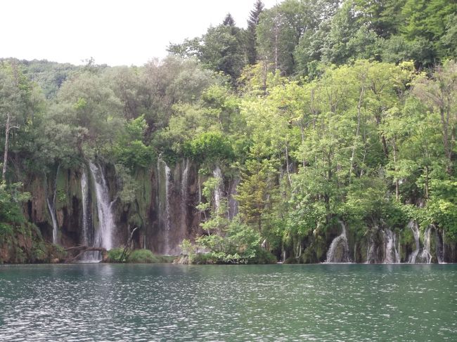 スロベニアの水公園。コバルトブルーの川、湖、大小さまざまな滝。ここも二度目。落ち着いて良いところを確認できた。<br />よく雨が降るそうでちょっと前には洪水で、今は工事をしているので迂回路だったのが残念。