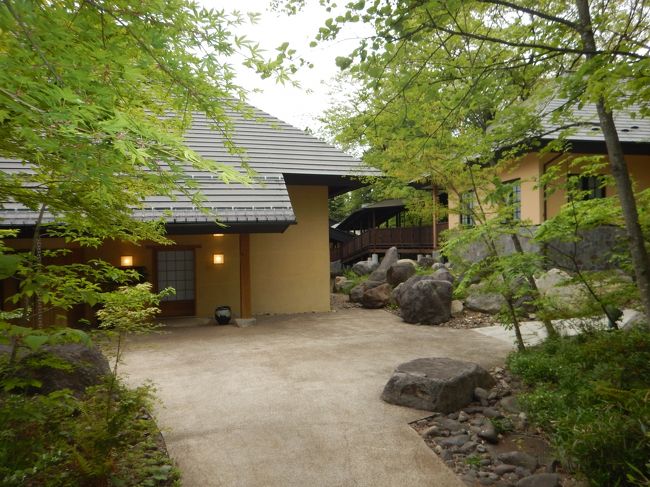 恒例のGW東北ドライブ旅行の記録です。<br />前日に宿泊地(旅館、車中泊予定地)を決めて旅立ちました。<br /><br /> 日程<br />4月30日(木):自宅ー関越道経由ー八海山観光ー関越道、日本海東北道<br /> −あつみ温泉萬国屋(泊)<br />5月1日(金):−鳥海ブルーラインー象潟ー湯の越温泉(外来入浴)<br /> −道の駅二ツ井(車中泊)<br />5月2日(土):−きみまち阪公園ー道の駅矢立峠(朝食、入浴)<br /> −岩木山周辺の桜並木ー道の駅虹の湖ー八甲田ホテル(泊)<br />5月3日(日):−奥入瀬ー発荷峠ー樹海ラインー小坂ー鹿角八幡平<br /> −銭川温泉(外来入浴)−玉川温泉(散策)ー<br /> 道の駅雫石(夕食)−つなぎ温泉(外来入浴、車中泊)<br />5月4日(月):−花巻・大沢温泉(外来入浴)ー須川高原温泉(外来入浴)<br /> −遠刈田温泉 温泉山荘だいこんの花(泊)<br />5月5日(火):−東北道経由自宅へ(途中福島で一般道ドライブ)<br /><br />以前より憧れていたお宿 温泉山荘だいこんの花。<br />幸いにも到着後は雨に降られず、露天風呂めぐりを楽しみました。<br />夕食は野菜尽くしのヘルシーであたたかい料理を<br />おもてなしとともにいただきました。<br /><br />