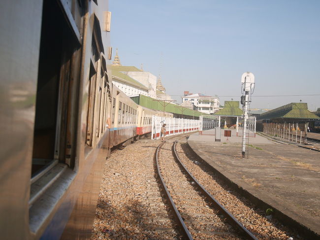 ヤンゴンからバガンへの旅。ガッタンゴットン寝台車からの風景。