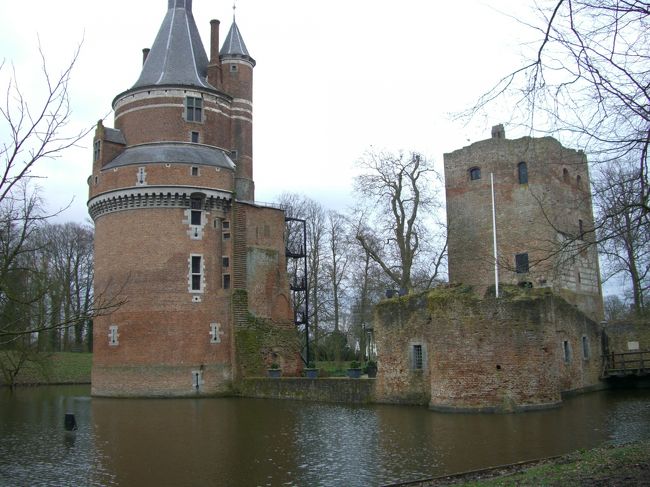 Hardenbroekの南東6~7kmくらいの所にKasteel Duurstede城があります。<br />（Kasteel Duurstede, Langs de Wal 6, 3961 AB Wijk bij Duurstede ）<br />（http://kasteelduurstede.nl/）<br /><br />Wijk bij Duurstedeの町にあります。<br /><br />昔の城の一部が残って居ます。<br /><br />13世紀くらいの結構古い歴史を持つ城です。<br /><br />なお、この城は、規模は小さいが、実際に砦として使ったように思いました。<br /><br />私が訪問したときは内部を見る事が出来ませんでした。今は、一般の見学はできないが、イベント等では使われているようです。<br /><br />Kasteel Parkの中に城があります。歩いて気分が良かったです。<br /><br />写真では見えませんが、観光客が数組居ましたし、公園を散策している人が今した。