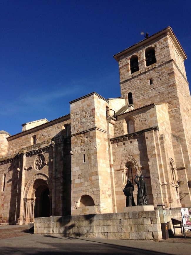 さて北スペインから少し離れていよいよ銀の道ルータ・デラ・プラタ(Ruta de la Plata)へ。古代ローマ時代にイベリア半島の北、ヒホンから南のセビージャまでを結んでいたという銀の道。今回はその一部、サモーラからサラマンカ、プラセンシアまで行ってみました。入り組んだ海岸線が美しいのどかなガリシアのビーゴからAlviaに乗ってサモーラに近づくと景色は次第に険しい様相に変わって行きます。