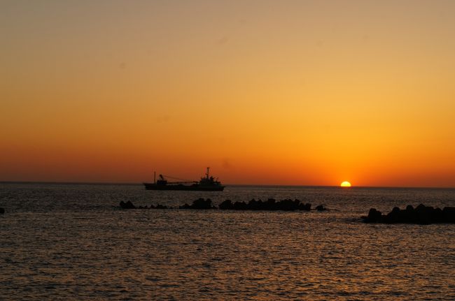 久々の新島行き<br />２月以来だな<br />あの時は海大荒れで帰りの上り便欠航、下りに飛び乗りの大揺れの11時間航海だったな<br />結局海には入れずだったんで、今年初めての新島の海<br />本当は前日午後からオフで調布から新中央航空で飛び二泊、の予定だったけど低気圧でフライトキャンセル<br />とりあえず目的地はゼロスタートに<br />翌朝天気予報と朝の現地情報の晴れる！、を確認して朝竹芝桟橋へ<br />快晴の満足海旅<br /><br />毎度毎度の備忘録的新島旅日記なりですが（笑）<br /><br />