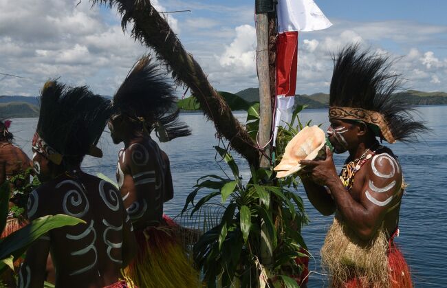 4月3日。船はニューギニア島の西半分、インドネシア側に入った。この地はかってイリアンジャヤと呼ばれた。現在はパプアあるいは西パプアといわれている。上陸したのはジャヤプラ。<br /><br />ここではSentani湖のほとりで原住民の村を訪れた。市中では博物館の見物。　<br /><br />その後2日間、船はラジャアンパットを目指して西に進んだ。途中Manshinam島に立ち寄っている。