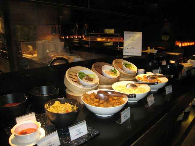 もう一度食べたいもの(マンゴーかき氷、しじみ醤油漬け、小龍包、焼き芋他)、前回までに食べられなかったものを食べに行こうということで、夫婦で3回目の台北です。<br />ホテルと部屋にこだわる妻とビジネスクラスにこだわる夫が、限られた休暇日程と予算、つたない英語力でコスパを求めて個人手配旅行をしています。今回チャイナエアラインのビジネスクラスを利用したところ、行きは改装されて新しいビジネスクラスのシートに、帰りは桃園空港第1ターミナルの新しくオープンしたチャイナのラウンジ(写真)を体験しました。<br />ホテルは泊まったことのあるサンワンレジデンス、レ・スイート台北慶城館がよかったのですが、別のホテルにも泊まってみたい気持ちがあり。今回行きたいお店や夜市に近いシティスイート城市商旅台北南西館2泊にリビエラホテル2泊にしました。どちらも小さいホテルで団体客がいないと思い選択しました。<br /><br />5/22(金)成田14:30→台北(桃園)17:15 CI101便<br />成田ラウンジで昼食。新しいビジネスクラスのシートでテンションUP。シティスイートホテルチェックイン後、近くの舒心源養生会館で足裏マッサージ。 <br /><br />5/23(土)朝食はホテルのビュッフェ。林薬泰茶行でお茶購入。昼食は京鼎樓で小龍包やしじみ醤油漬けに再会。冰讚でマンゴーかき氷再び。前回入れなかった雙連圓仔湯で焼麻●(米+署)とあずき+蓮の実+白きくらげ+白玉のおしるこ。舒心源養生会館で全身マッサージ60分後、永楽市場隣の金仙魚丸で蝦捲弁当と排骨弁当を買ってホテルで夕飯。<br /><br />5/24(日)ホテルのビュッフェ朝食。シティスイートをチェックアウトし、タクシーでリビエラホテルへ移動。雙城街夜市と晴光市場をチェック。今回こそと行ってみた黄記がしまって魯肉飯鶏肉飯食べられず。前回見つけられなかった脆皮鮮●(女+乃)甜甜圏を見つけてドーナツ購入。ランチはそのドーナツ屋さんの前のローカルなお店で小皿ランチ。これまた前回買いたかったフロリダベーカリー福利麺包でガーリックフランスパンをゲット。夕方ホテルのシャトルバス(実はメータータクシー)で市林夜市へ行くも、美食廣場は大陸の団体で込み合ってすわる席もなし。腰がひけて早々に地下鉄MRTで戻りホテル近くの丸林魯肉飯で夕食。<br /><br />5/25(月)ホテルで朝食ビュッフェ。タクシーで九分へ。掌怪画廊で念願の花文字の額を書いてもらい、阿柑姨芋圓店で芋圓+総合豆で雨にかすむ景色を見ながら休憩。バスで瑞芳駅へ出て自強号で台北へ戻ります。地下鉄MRTでホテル近くの民櫂西路で下車し、前回も利用した農安街のMilk Housuベーカリーでお土産購入。同じく農安街のMr Linは前回屋台を探したら見つからず、今回お店(店舗)になっていたのを昨日偶然発見。今日のランチにテイクアウトしようとしたら今日は休みの張り紙が。残念。主人は今日も丸林魯肉飯でお惣菜を選んでお弁当にしてもらい、ホテルの部屋でランチ。夕食は前回予約が取れず、それならばと開店と同時に行っても入れなかった青葉新楽園へタクシーで(今回は日本から予約)。歩いて犁記餅店へ行きお土産のパイナップルケーキ購入。タクシーでホテルに戻り、ホテル前の山桜恋足體養生屋で足裏+全身マッサージ120分。<br /><br />5/26(火)ホテルで朝食ビュッフェ。タクシーで台北車駅へ行き空港リムジンバスに乗り換えて桃園空港へ。第二ターミナル出発ですが、チャイナエアラインの第一ターミナル空港ラウンジが新しくなったというのでそちらまで移動して飲食。台北(桃園)14:40→成田18:55 CI018便<br /><br />【注意】<br />記載している航空運賃やホテル等は必ずしも最安金額ではありません。<br />レシートのないレストランの場合、個別でなく合計金額表示もあります。また、情報の保証はいたしかねます。<br />いつもはTIPも記載しておりますが、今回は台湾は特別な時以外はTIPは不要と判断しました。<br />なお、今回主人のカメラで撮影した写真の日付が2000年1月1日からとなっています。<br />