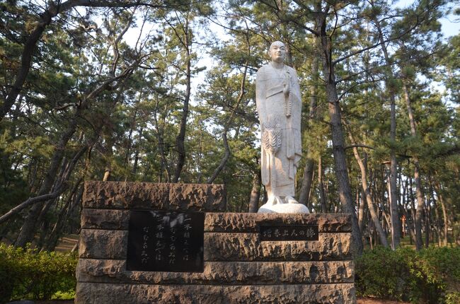 狩野川河口から、富士市の田子の浦港の間約10kmの駿河湾岸沿いに広がる千本松原は千本どころか、30数万本以上あるそうです。<br />千本松原の入り口には千本浜公園があり多くの著名人の碑が見られます。<br /><br />