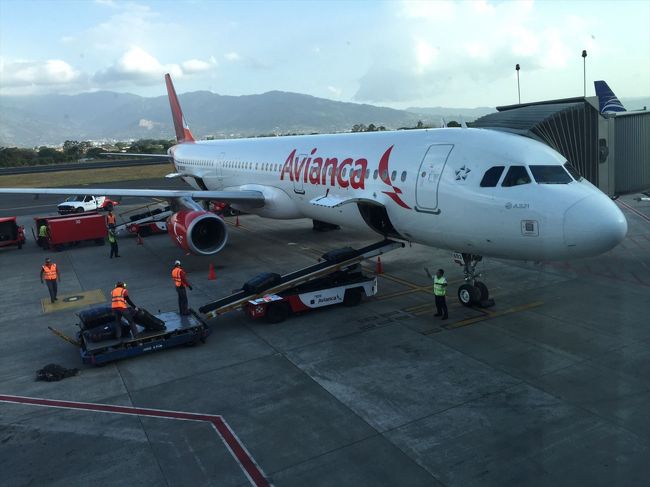 初めて乗るアビアンカ航空。今回はベリーズシティからサンサルバドルを経由してサンホセまで。<br />実際の運行会社はベリーズシティからサンサルバドルはTACA、サンサルバドルからサンホセはLACSA。<br />ただし全てのサービスはアビアンカとして行われた。<br />最近アビアンカはLATAMに対抗してドンドン小さな航空会社を買収してネットワーク広げてる。<br />将来メキシコ以外の中南米はアビアンカとLATAMとLCCだけになるのでは？アルゼンチン航空は弱いしねぇ。<br />写真はサンホセ空港到着後のアビアンカのA321。