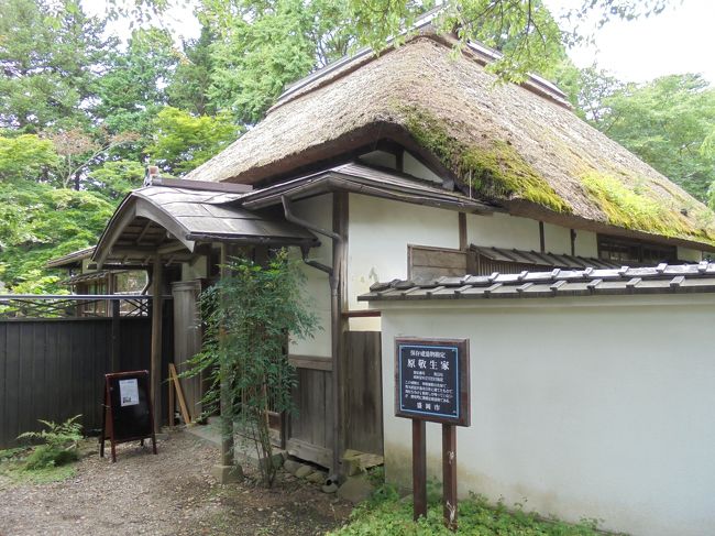 「原敬記念館」は「盛岡市出身」で「日本初の本格的政党内閣」の「第１９代総理大臣（１９１８年〜１９２１年）」であった「原敬（１８５６年〜１９２１年）」を記念して建てられた記念館です。<br /><br />「平民宰相」と呼ばれたのは「爵位の受け取り」を「固辞し続けた」ためだからだそうです。<br /><br />「内閣総理大臣の在職中」に「東京駅」の「丸の内南口コンコース」で「政商や財閥中心の政治」に批判的だった「大塚駅の駅員」である「中岡艮一（右翼青年）」に暗殺されました。<br /><br />「原敬記念館」は「原敬生家の敷地」に建てられており「開放日」には「原敬生家」に入ることができます。<br /><br />「記念館」は「撮影禁止」でしたが「生家」は「撮影可能」でした。