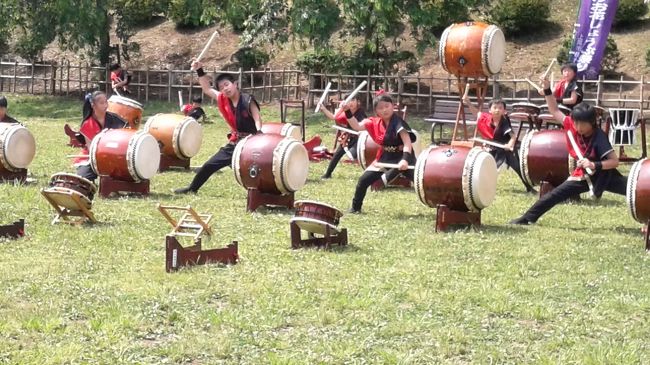 上尾市丸山公園のしょうぶ祭りへ行ってきました。<br /><br />ちょっとお散歩のつもりで、カメラも持たず、犬を連れてのお散歩でした。しょうぶ・紫陽花・蓮が咲いていてとても綺麗でした。花を観賞し、出店を覗き、森を散策しながら、イベント会場へ向かいました。<br /><br />娘が成長して社会人となった今、忘れていました。こんな活気のある雰囲気を！！！<br />家族で楽しそうに遊ぶ子供や、イベントで頑張る子供たちなどを見て、懐かしさと感動がよみがえりました。<br />ついつい、携帯カメラを大活躍させてしまいました。<br />